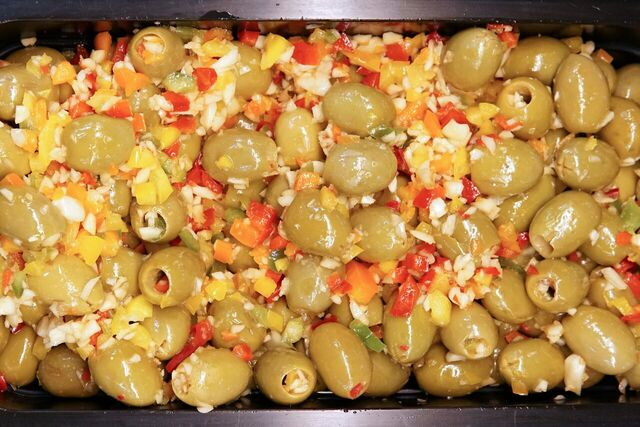 OLIVES SALAD GARLIC PEPPER