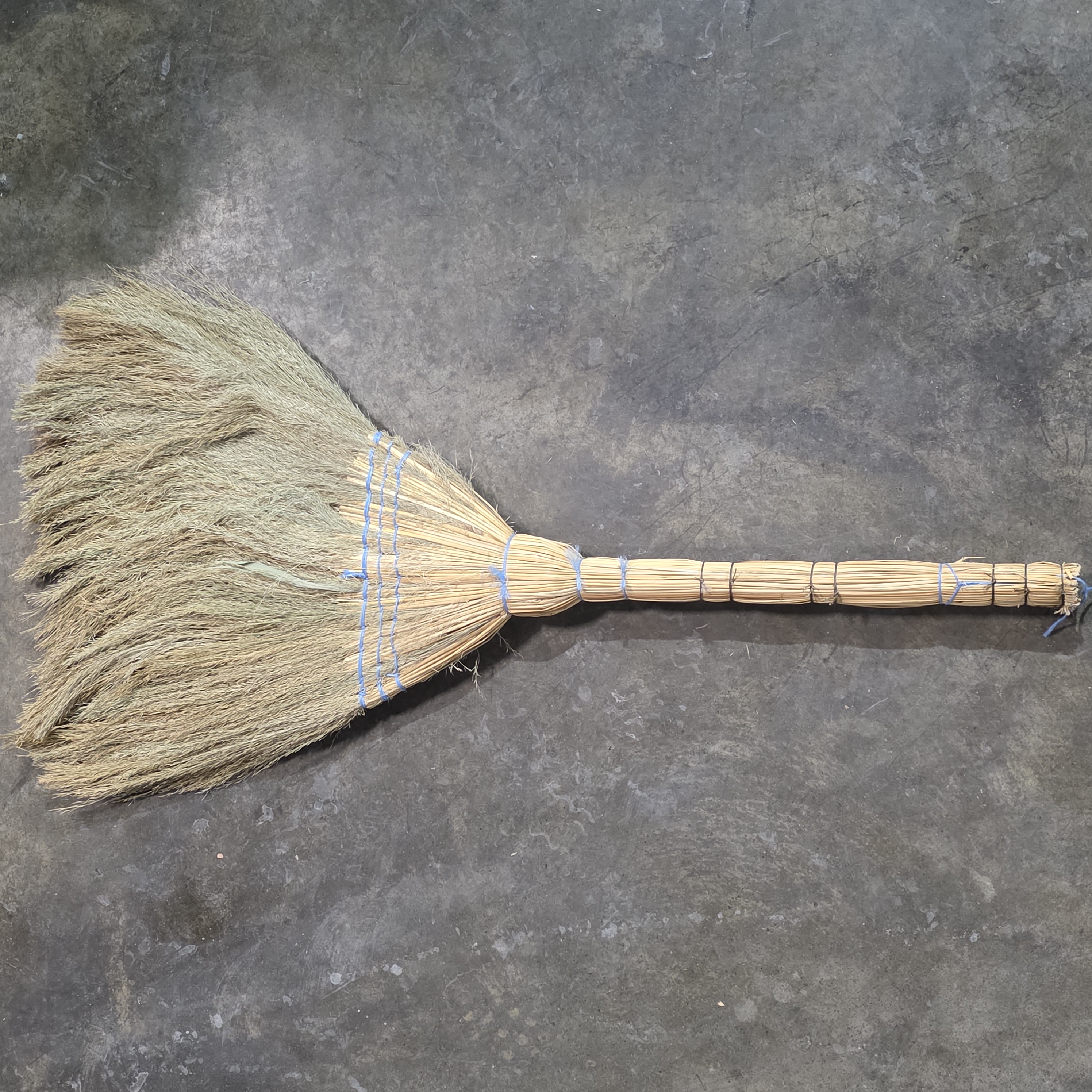 BROOM STRAW FINE LONG HANDLE