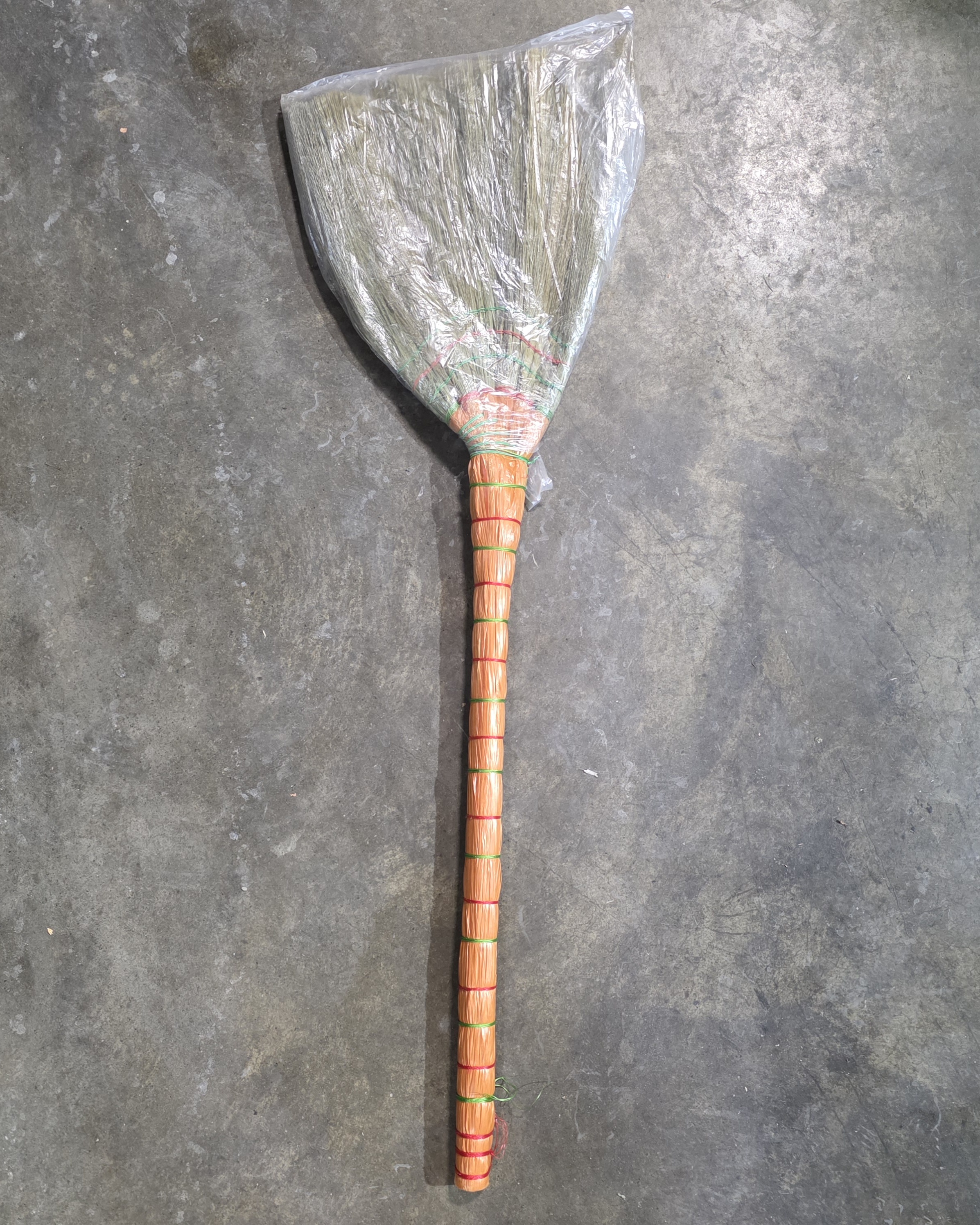 BROOM GRASS FINE LONG HANDLE